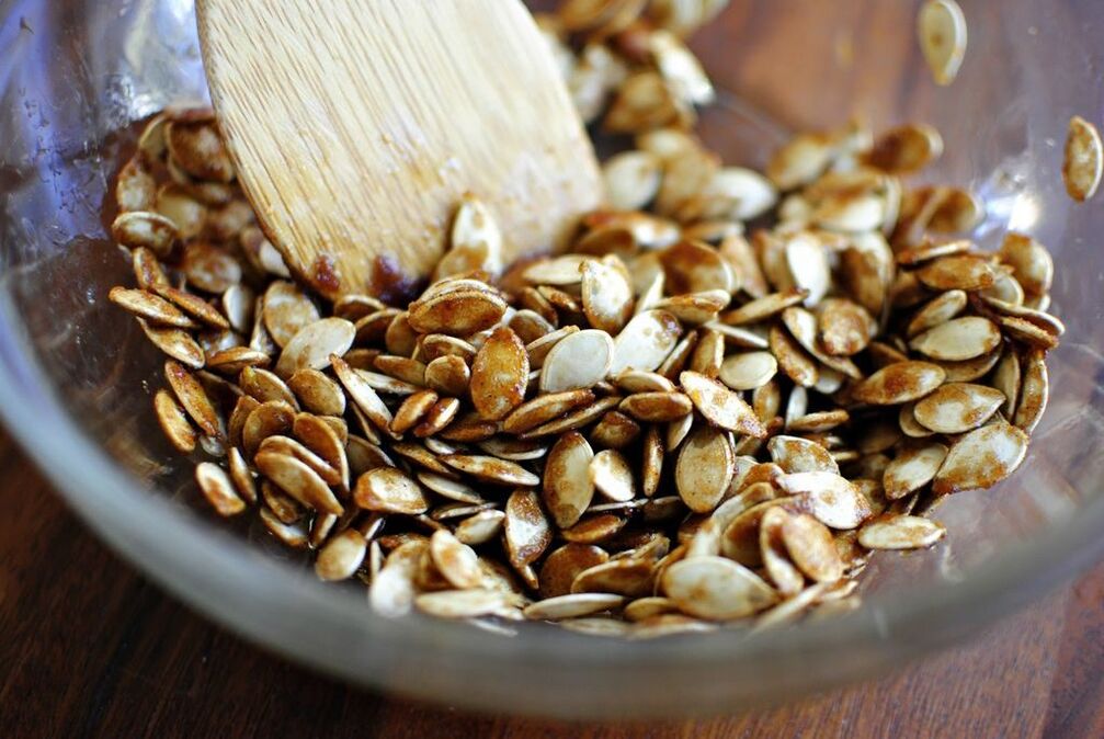 Pumpkin seeds can be consumed daily to prevent male diseases.